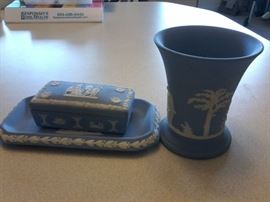 Wedgewood vase, Keepsake Box and trayhttp://www.ctonlineauctions.com/detail.asp?id=666577
