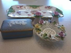 4 porcelain items. Oblong tray, keepsake box  http://www.ctonlineauctions.com/detail.asp?id=666593