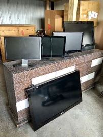 Flatscreen TVs & Monitors of All Brands & Sizes