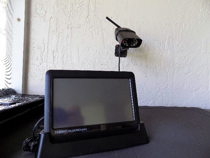 MONITOR WITH 2 SECURITY CAMERAS