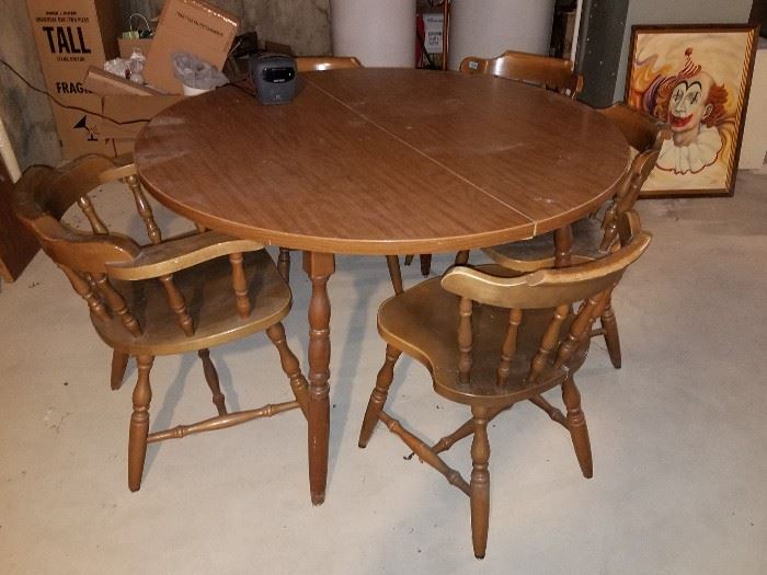 Round table and five chairs and two leafs