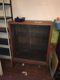 In love with this mid-century modern- curio display cabinet. This would be stunning as a Mad-Men bar!!!