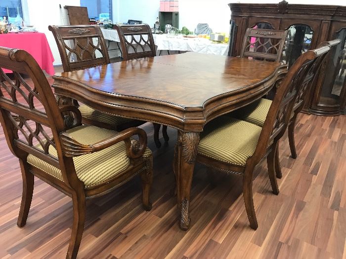Absolutely stunning dining room table and chairs 