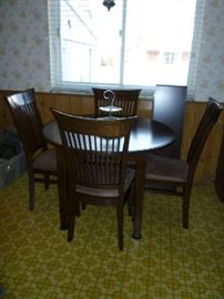 DARK WOOD DINING TABLE W/2 LEAFS & 4 CHAIRS