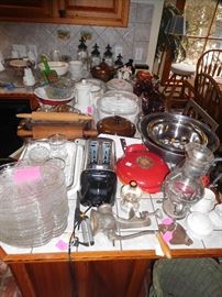 Lots of good kitchen ware