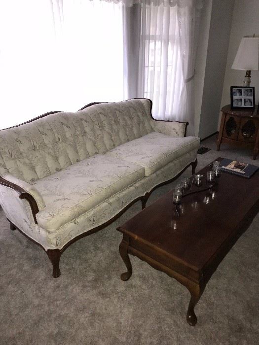 ANTIQUE STYLE TUFTED SOFA AND WOODEN COFFEE TABLE