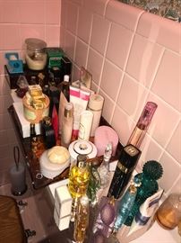COLLECTIBLE PERFUME BOTTLES / BATH AND BEAUTY PRODUCTS