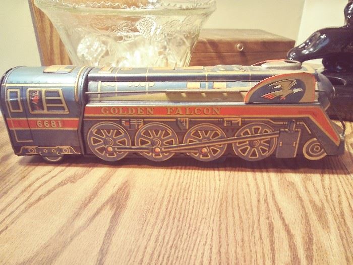 CIRCA 1970'S TO 80'S METAL LOCOMOTIVE - BATTERY OPERATED #6681 "GOLDEN FALCON"