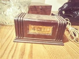 1940's ELECTRIC CLOCK.  BAKELITE