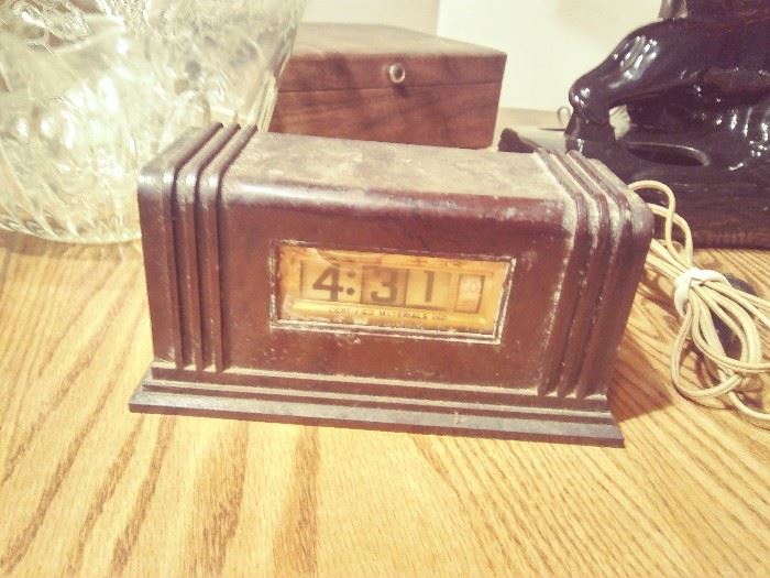 1940's ELECTRIC CLOCK.  BAKELITE