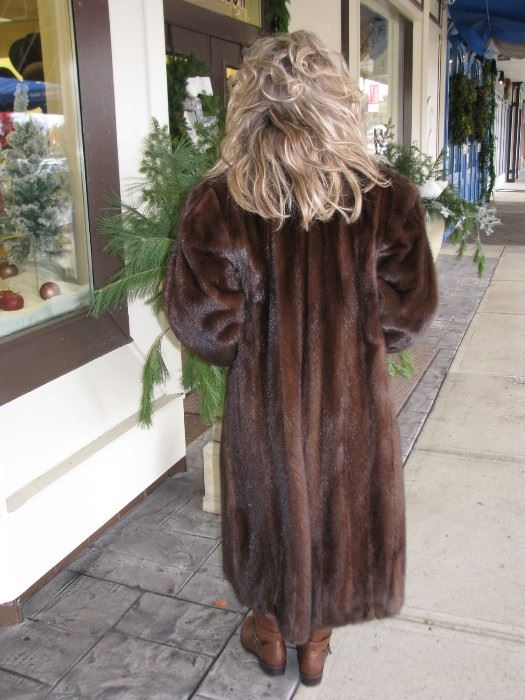 6- Mahogany mink, split male. Sleeves are petite. 1990s. Size 6/8. Model is 5'4".