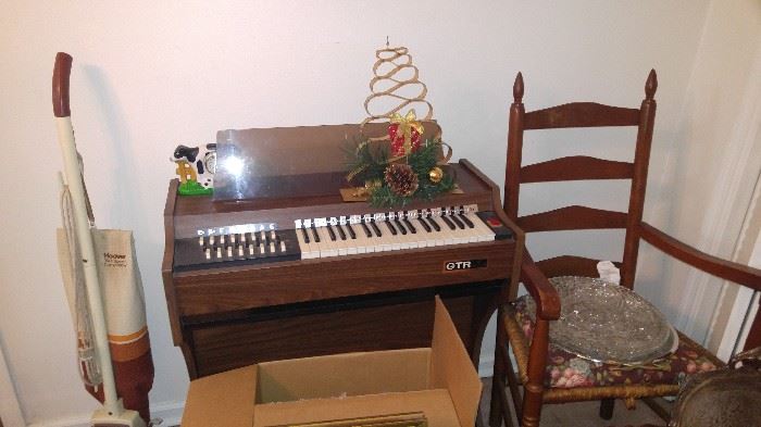 Small mid-century modern electric organ works great a lot of fun