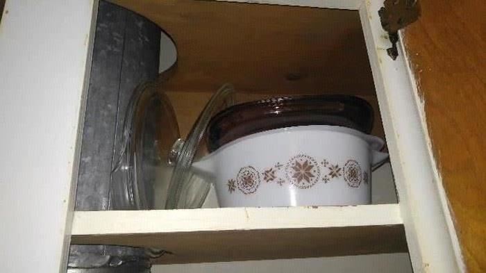 Several pieces of good vintage Pyrex