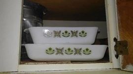Several pieces of good vintage Pyrex
