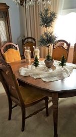 Dining Table / 6 chairs / 3 leafs / .....pads on back of chairs are removeable