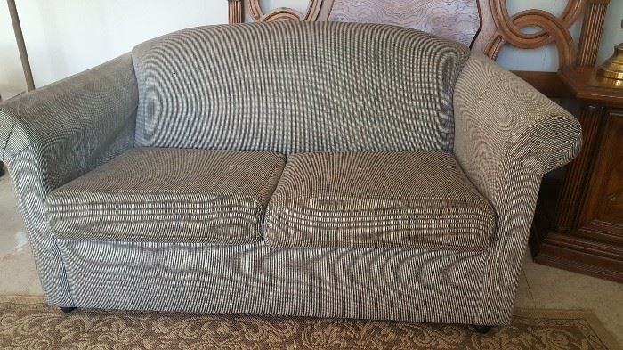Loveseat - pattern is NOT ZIGZAG-----it is a very small tweed/plaid...very nice!