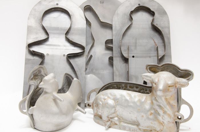  Assorted Vintage Metal Cake Molds http://www.ctonlineauctions.com/detail.asp?id=668273