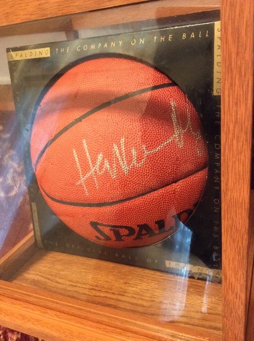NBA Basketball 2016 Hall of Fame Inductee Hakeem Olajuwon signed basketball. Spalding Basketball: The Official Ball of the NBA.