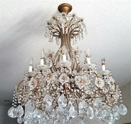 Large beautiful crystal chandelier!!!