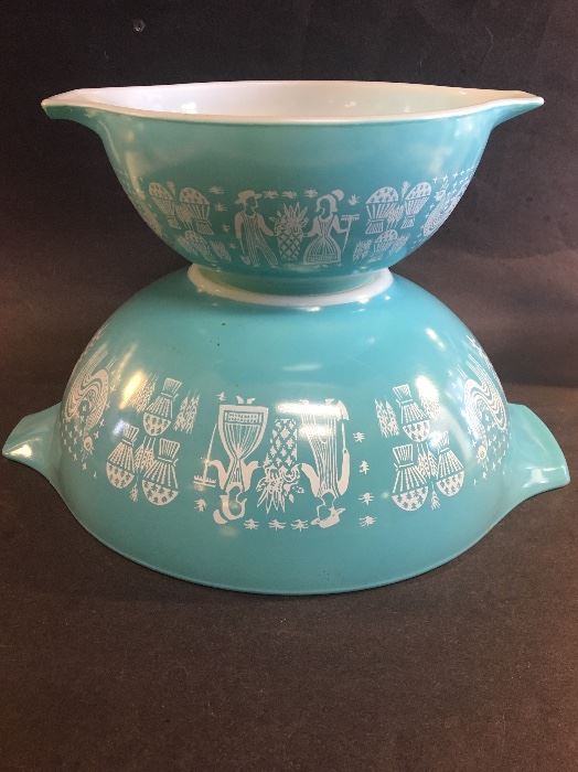 Pair of Vintage Pyrex Cinderella Amish Butterprint bowls.   There are 2 of the larger bowls and 2 of the smaller bowls in this color