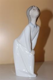 Lladro little girl figure, 7 1/4" H, 4" Dia
