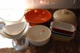 Box lot of miscellaneous bowls, cake stand
