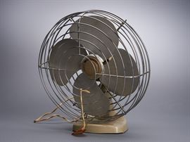 Offered is a vintage Penncrest Electric Desktop Fan in working condition. There are some scratches to the paint. The blades are in excellent condition along with the wire framing. There is a J.C. Penney sticker on the bottom with model #9727.