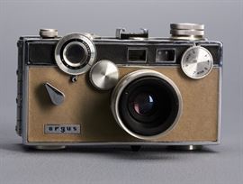 Offered is a vintage Argus C-3 Match-matic 35mm camera. It comes with a 50mm lens, flash attachment, and a C-3 case. The strap is showing some wear. This item has not been tested. Please see the photos for more details.