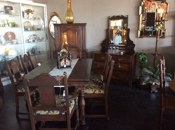 Beautiful Mahogany Dining Room Suite with 6 chairs and matching China cabinet 