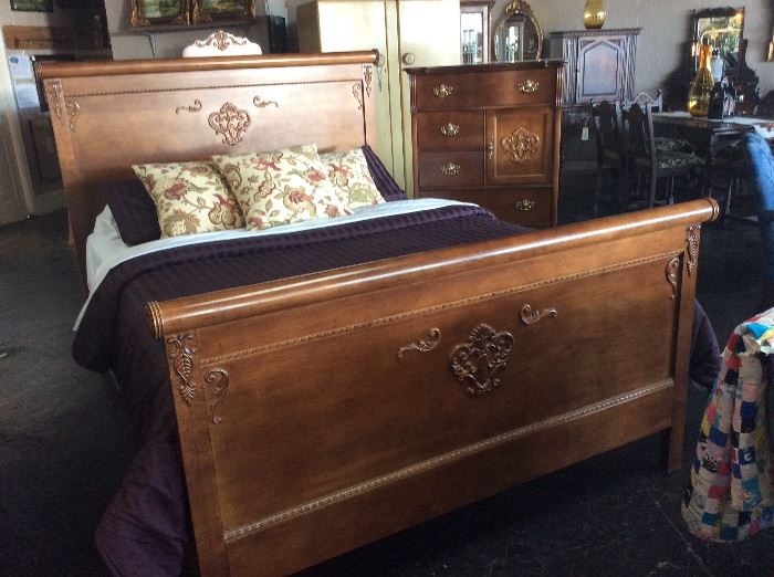 3-Piece Queen Sized Bed with Matching Dresser, Mirror and Chest of Drawers. Queen Sized Bedding 