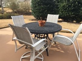 Great condition outdoor mesh/sling back furniture...