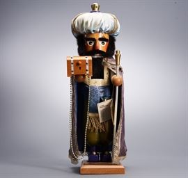 Offered is a vintage wooden nutcracker from Steinbach, #4722 of 10000. The silk hat has tears and the golden plaque is bent. The treasure chest is broken off from the hand but holds unsteadily with the peg. The original hangtag is attached. Please see the photos for more details.