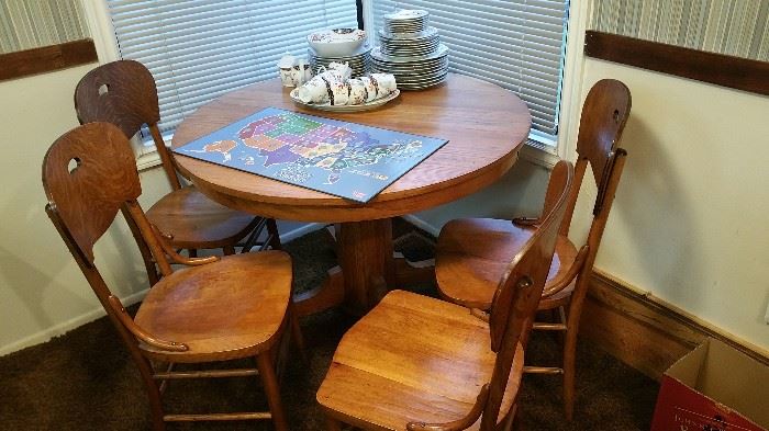 very nice antique oak round kitchen table with 4 chairs, 3 leaves - a handsome, sturdy set!