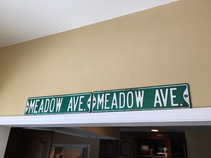 Meadow Avenue street signs