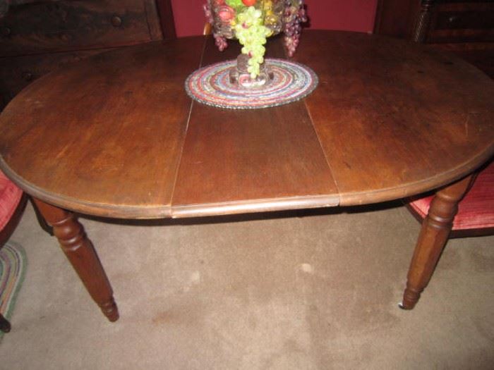 Dining table with 4 leaves
