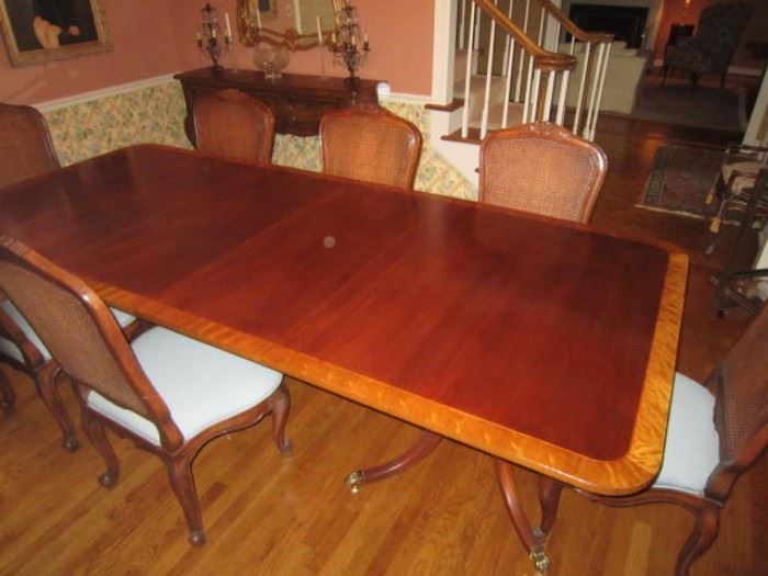 Baker Furniture Dining Table, Historic Charleston Reproduction. With 3 leaves and pads