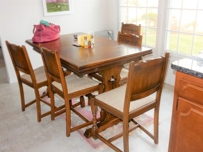 Kitchen table and 8 Chairs, Tabletop expands out to accommodate larger dining.