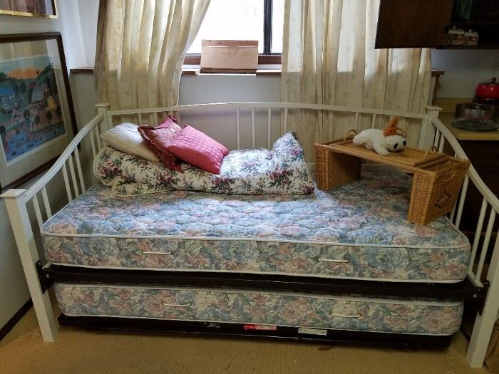 Trundle Day Bed - nice shape 