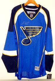 2007-2008 TEAM SIGNED ST. LOUIS BLUES NHL HOCKEY JERSEY with CERTIFICATE OF AUTHENTICITY