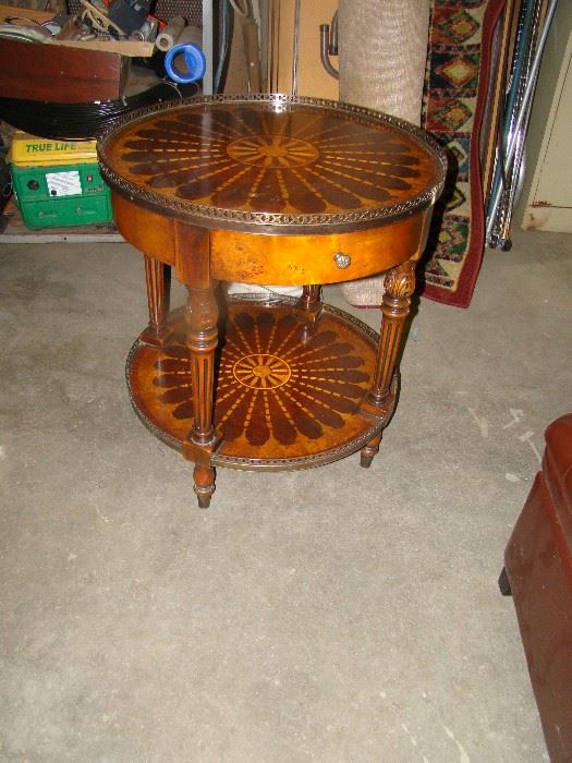 RD LAMP TABLE W/INLAID DESIGN & DRAWER