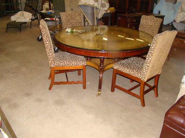 SUPER MAHOGANY D R TABLE W/GLASS TOP AND 6 MATCHING CHAIRS