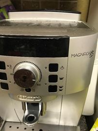 Have Your Own Starbucks at Home- High End DeLonghi Magnifica in Excellent Working Condition....Over $1,200 New