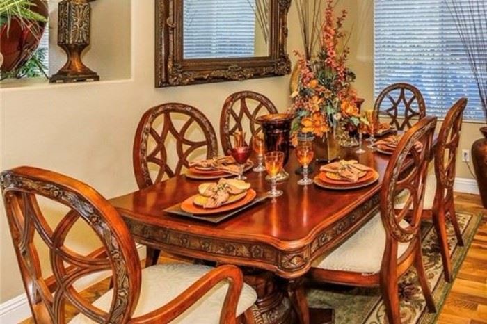 Dining Room Table with 6 chairs and table leaf