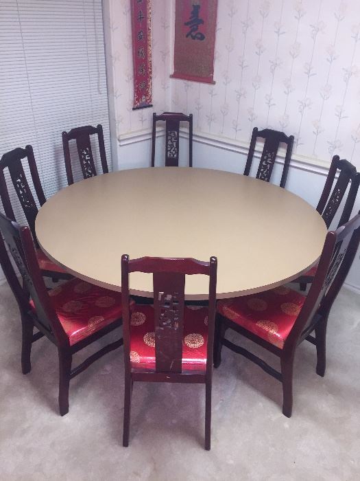 Very large round dining table. Metal base Formica top. 
Excellent condition and perfect for large family. 
65" diameter 