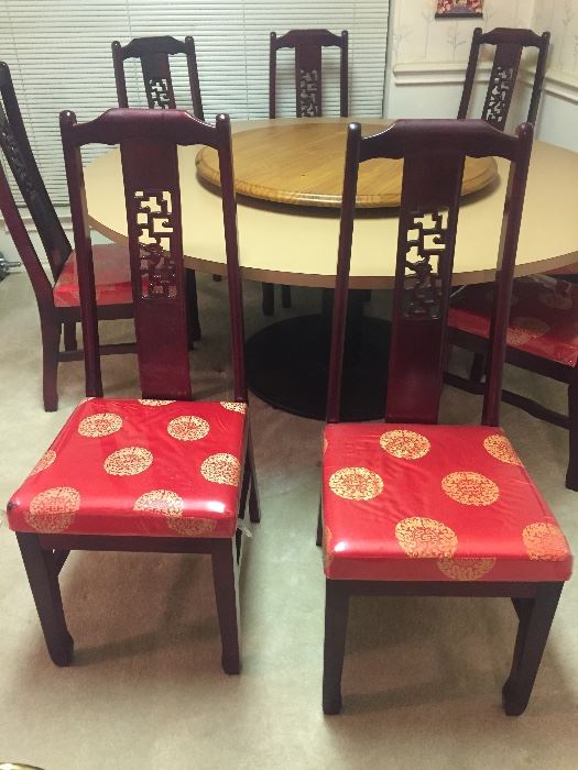8 matching beautiful chairs.
Vintage made in Taiwan.
Excellent condition upholstery always covered