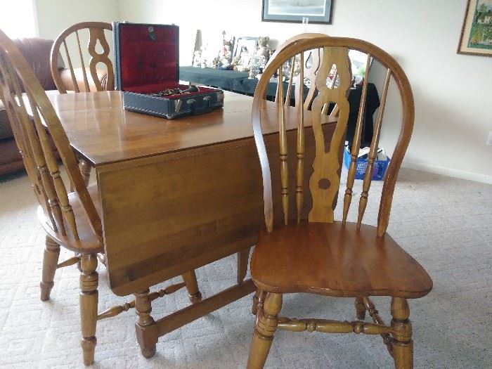 drop leaf table w/4 chairs