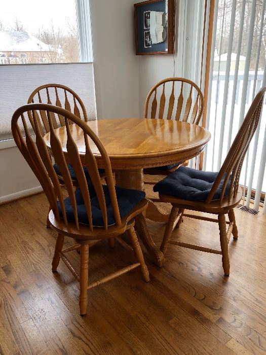 Oak dinette set with 6 swivel seat chairs and 2 leaves