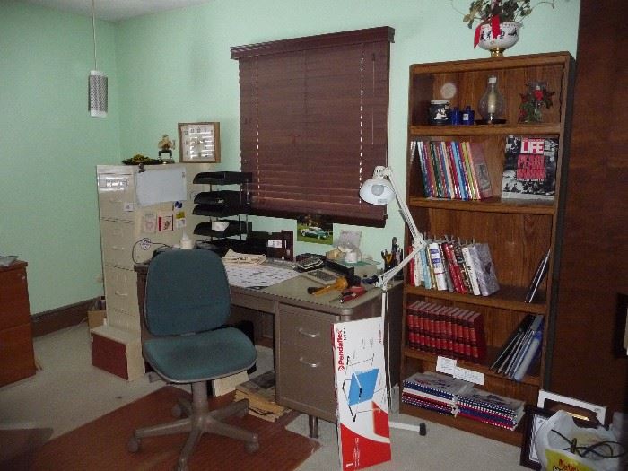 Office supplies / desk / chair