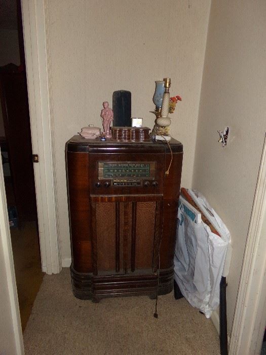 Vintage RCA Victor Cabinet Radio
