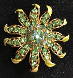 Beautiful vintage rhinestone starburst brooch in sparkly green!